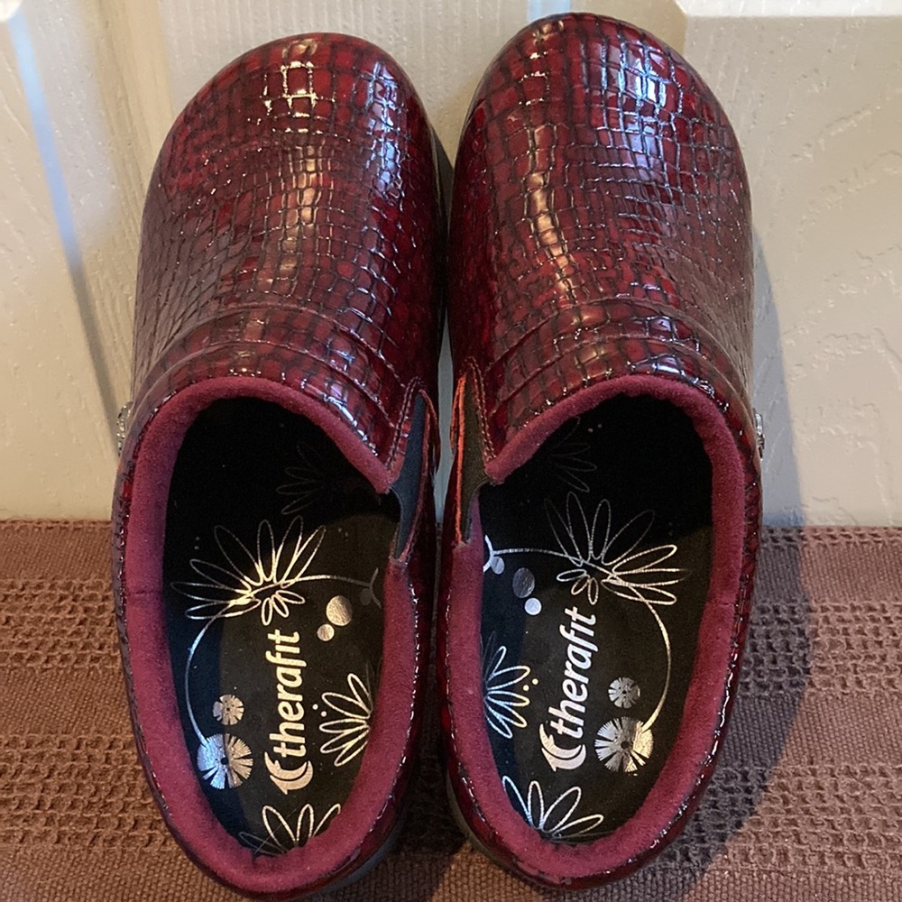 NWOT Therafit clogs